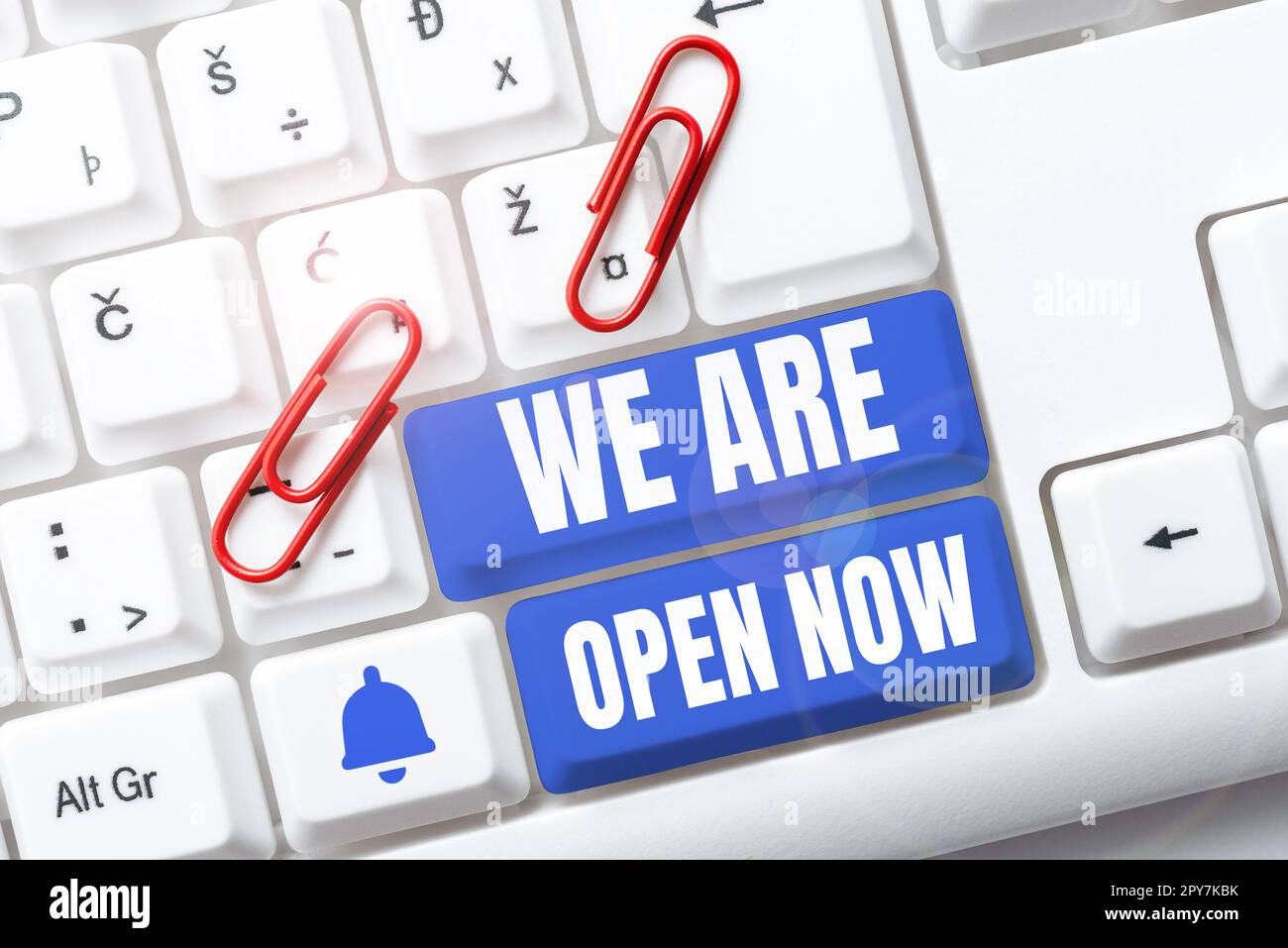 Signe écrit à la main nous sommes ouverts maintenant. Approche commerciale pas de barrière de confinement ou de confinement, accessible de tous les côtés Banque D'Images