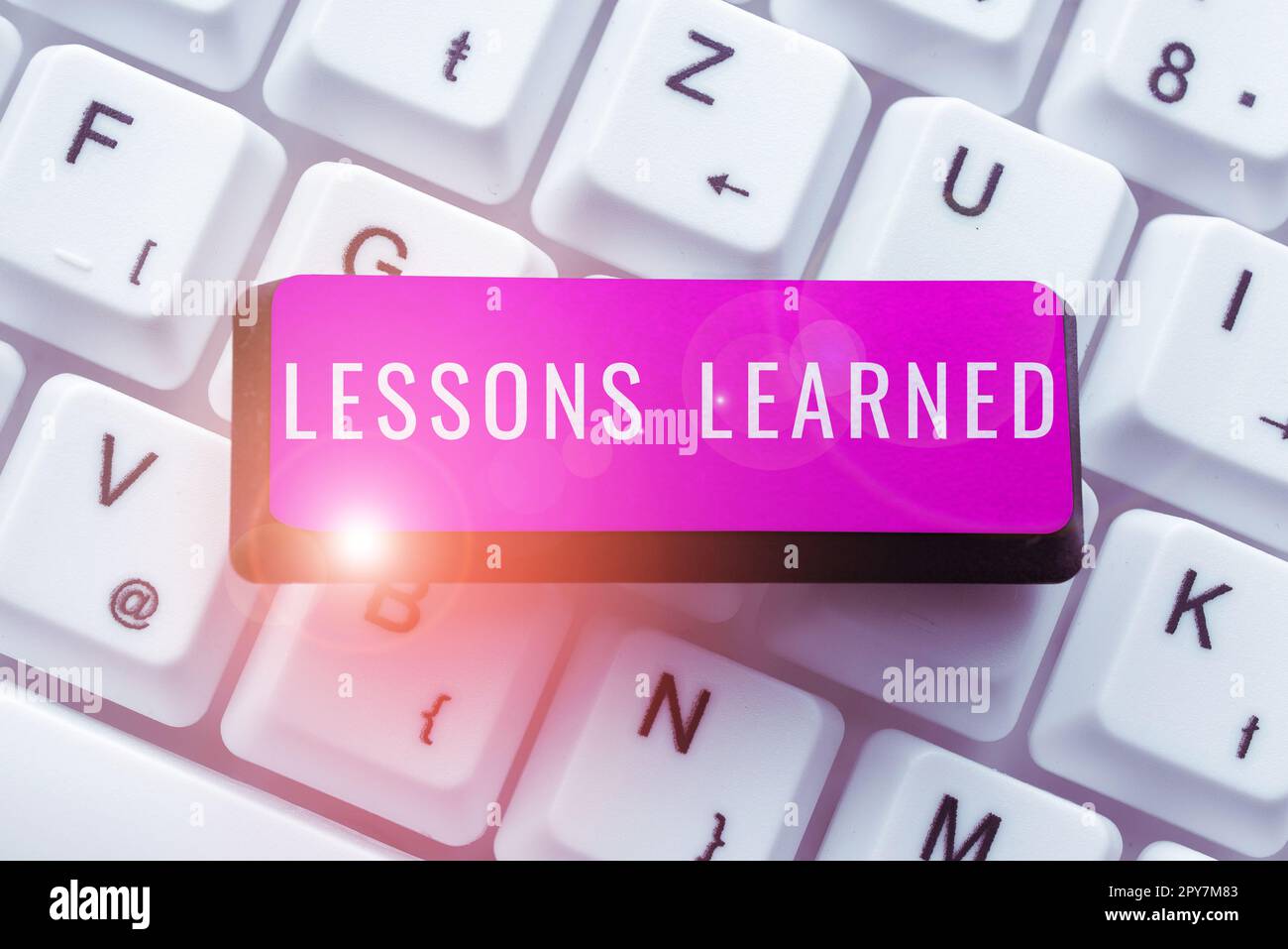 Affiche les leçons apprises. Mot écrit sur promouvoir partager et utiliser les connaissances issues de l'expérience Banque D'Images