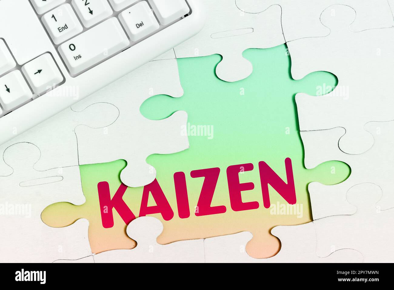 Inspiration montrant le signe Kaizen. Internet concept une philosophie japonaise d'entreprise de l'amélioration des pratiques de travail Banque D'Images