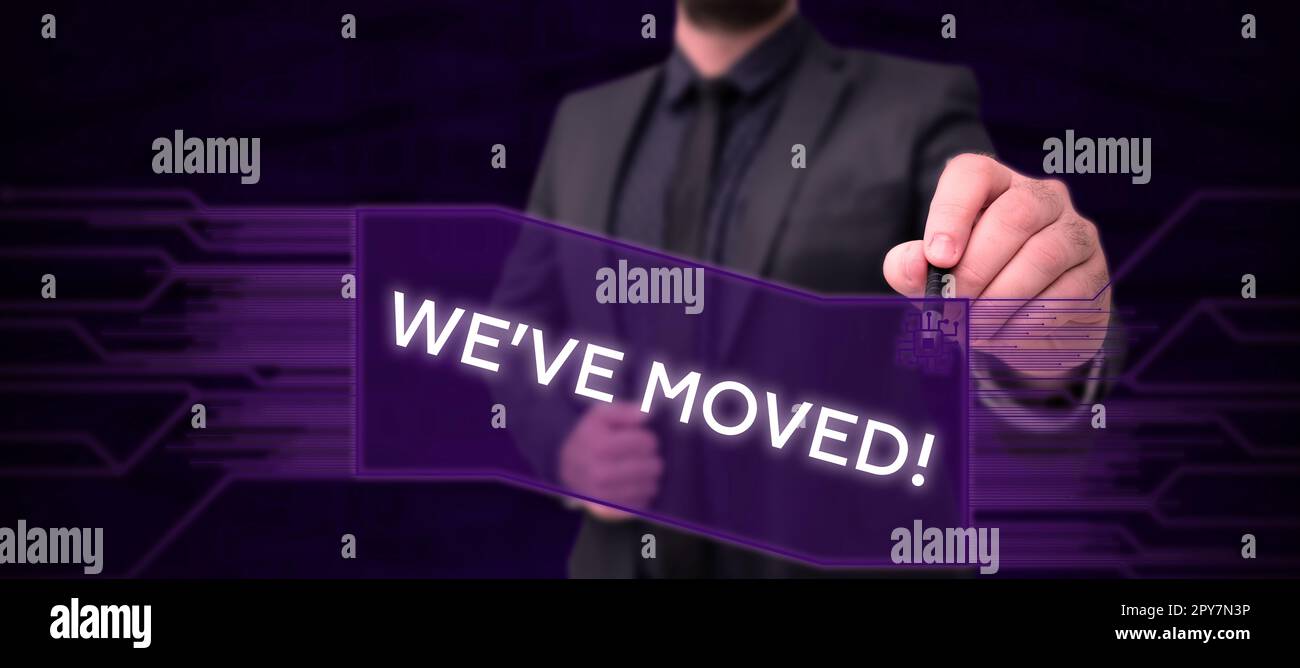 Signe d'écriture manuelle nous avons déplacé. Concept signifiant vivre à partir de lieu un autre pays identique ou différent Banque D'Images