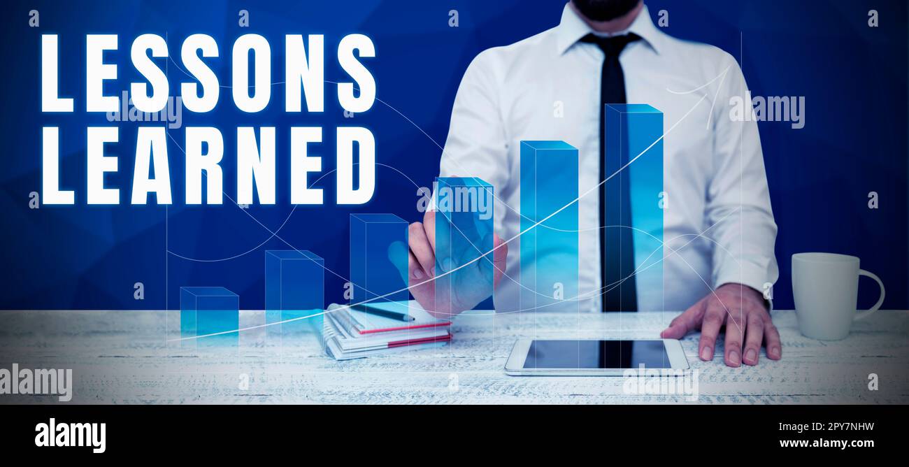 Signe d'écriture à la main leçons apprises. Mot pour promouvoir partager et utiliser les connaissances issues de l'expérience Banque D'Images