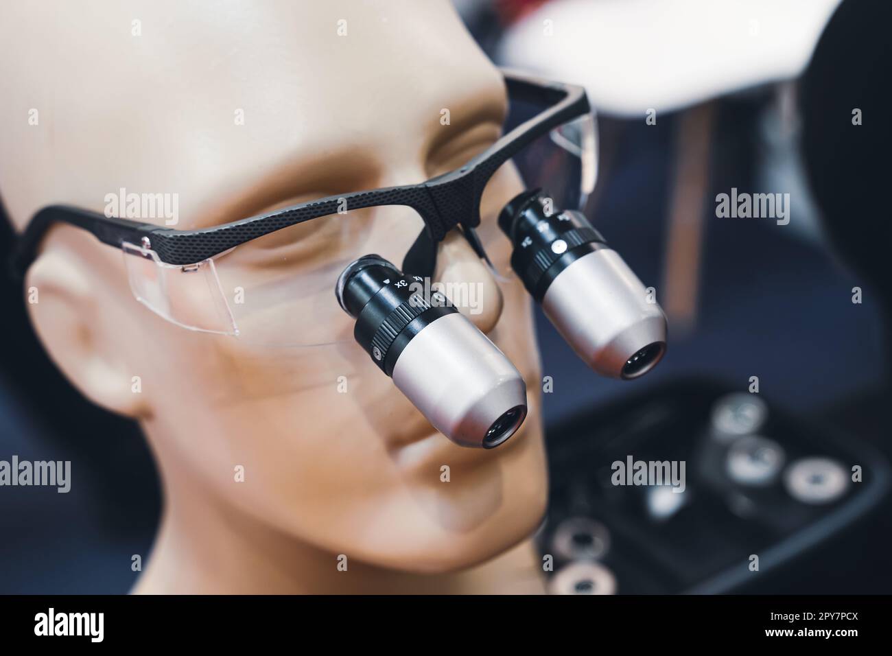 lunettes de protection pour microscopes dentaires sur un modèle médical Banque D'Images