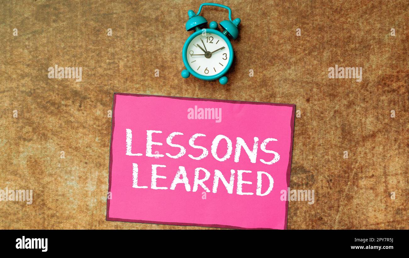 Inspiration montrant le signe leçons apprises. Mot écrit sur promouvoir partager et utiliser les connaissances issues de l'expérience Banque D'Images