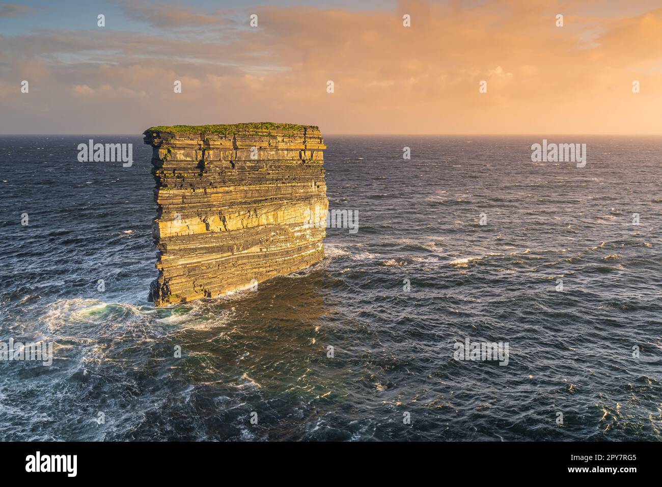 Downpatrick Head pile de mer illuminée par le lever du soleil, debout dans l'océan Atlantique, Irlande Banque D'Images