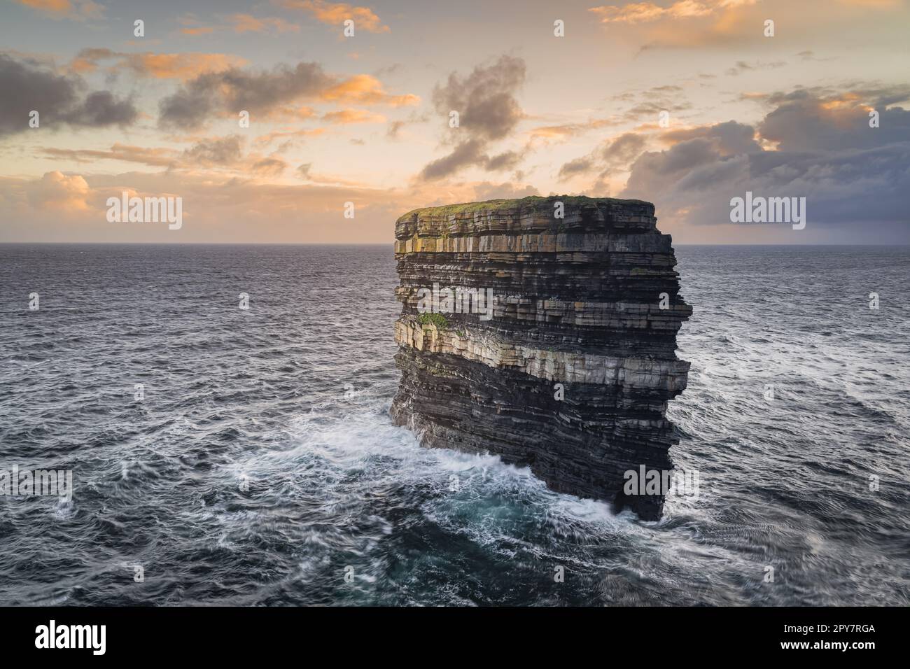 Pile de mer Downpatrick Head debout dans l'océan Atlantique, Irlande Banque D'Images