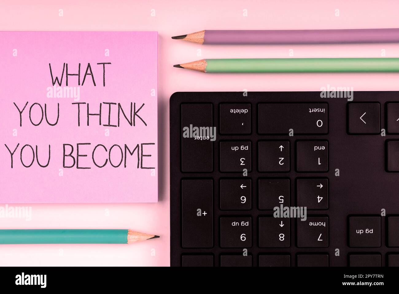Texte d'écriture ce que vous pensez devenir. Mot pour être réussi et positif dans la vie exigent de bonnes pensées Banque D'Images