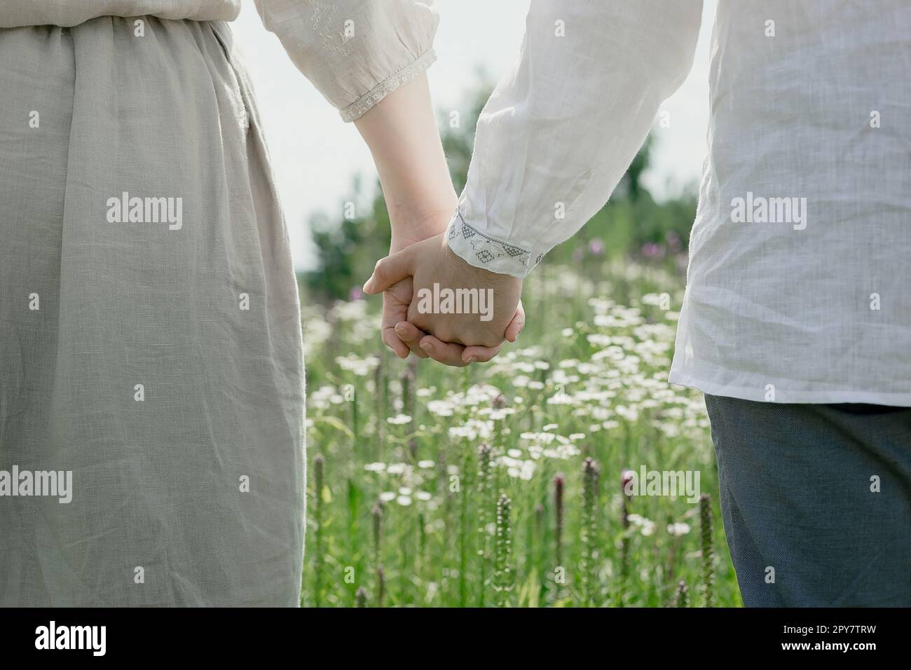 Gros plan les amoureux tiennent les mains photo concept Banque D'Images