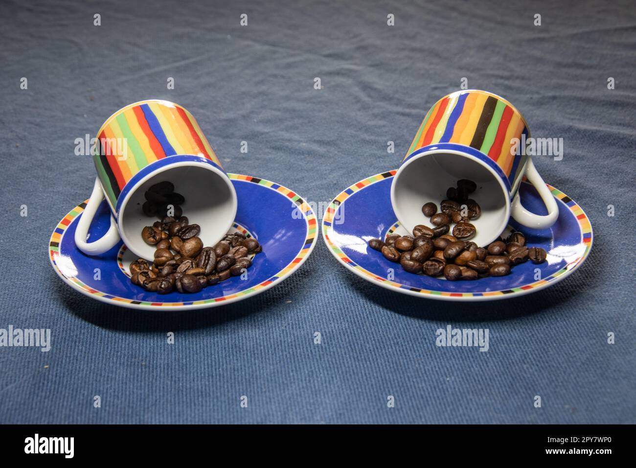 Le café arabica fraîchement torréfié tourne dans un bol en verre Banque D'Images