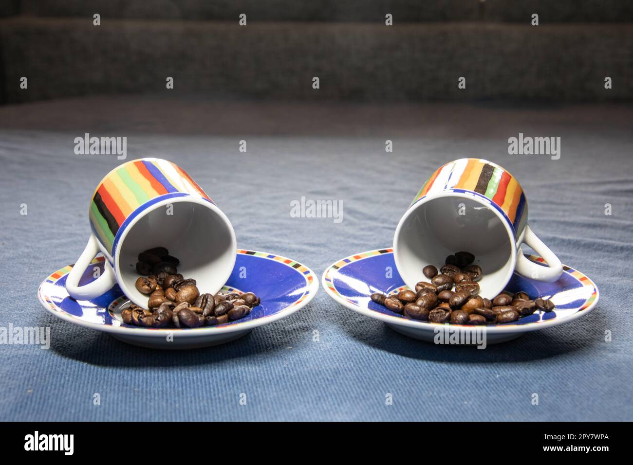 Le café arabica fraîchement torréfié tourne dans un bol en verre Banque D'Images