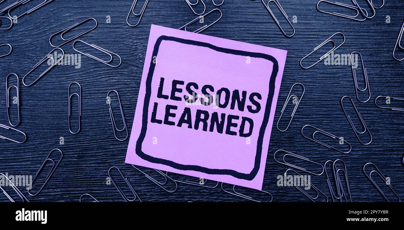 Légende de texte présentant les leçons apprises. Vitrine d'affaires promouvoir partager et utiliser les connaissances issues de l'expérience Banque D'Images