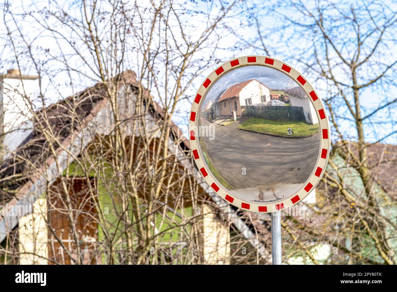 rétroviseur sur le côté de la route pour une vue d'ensemble sur la route Banque D'Images