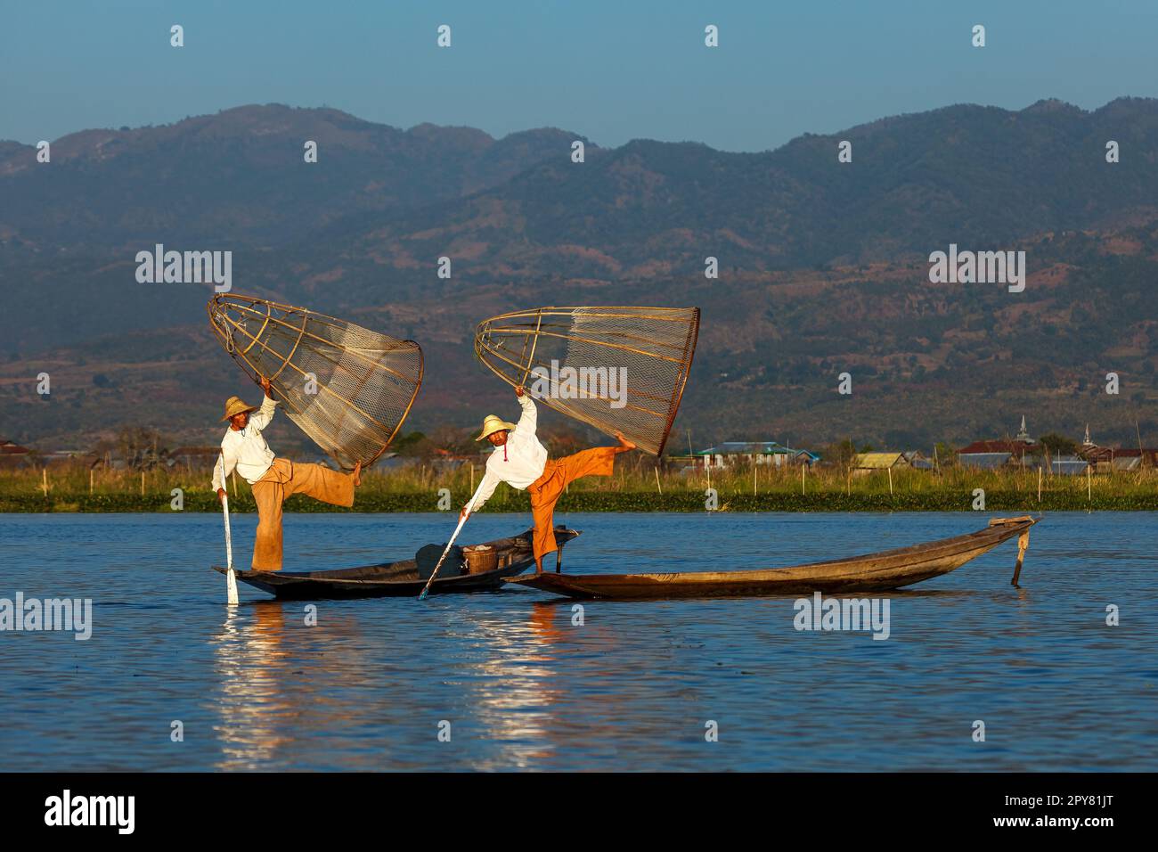 Les pêcheurs du lac Inle au Myanmar Banque D'Images