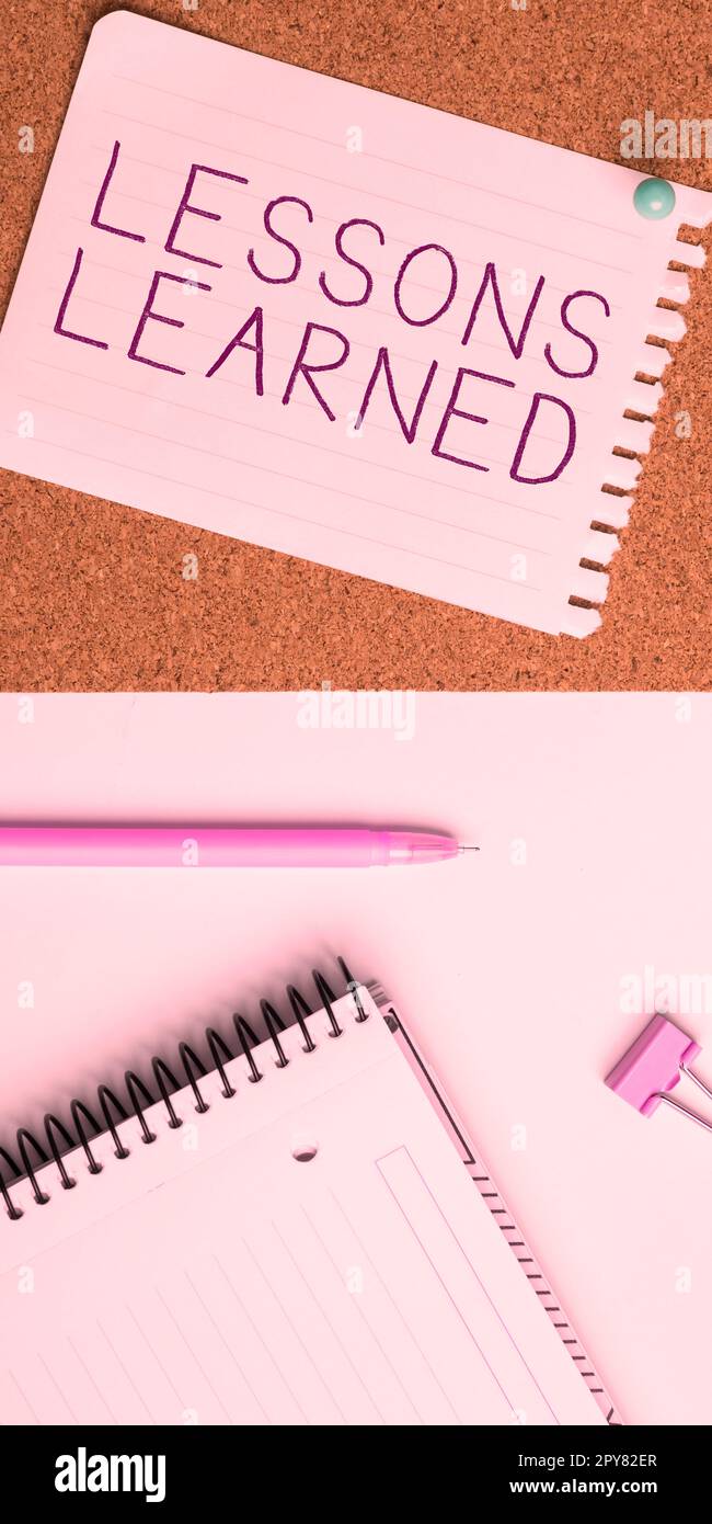 Signe d'écriture à la main leçons apprises. Mot écrit sur promouvoir partager et utiliser les connaissances issues de l'expérience Banque D'Images