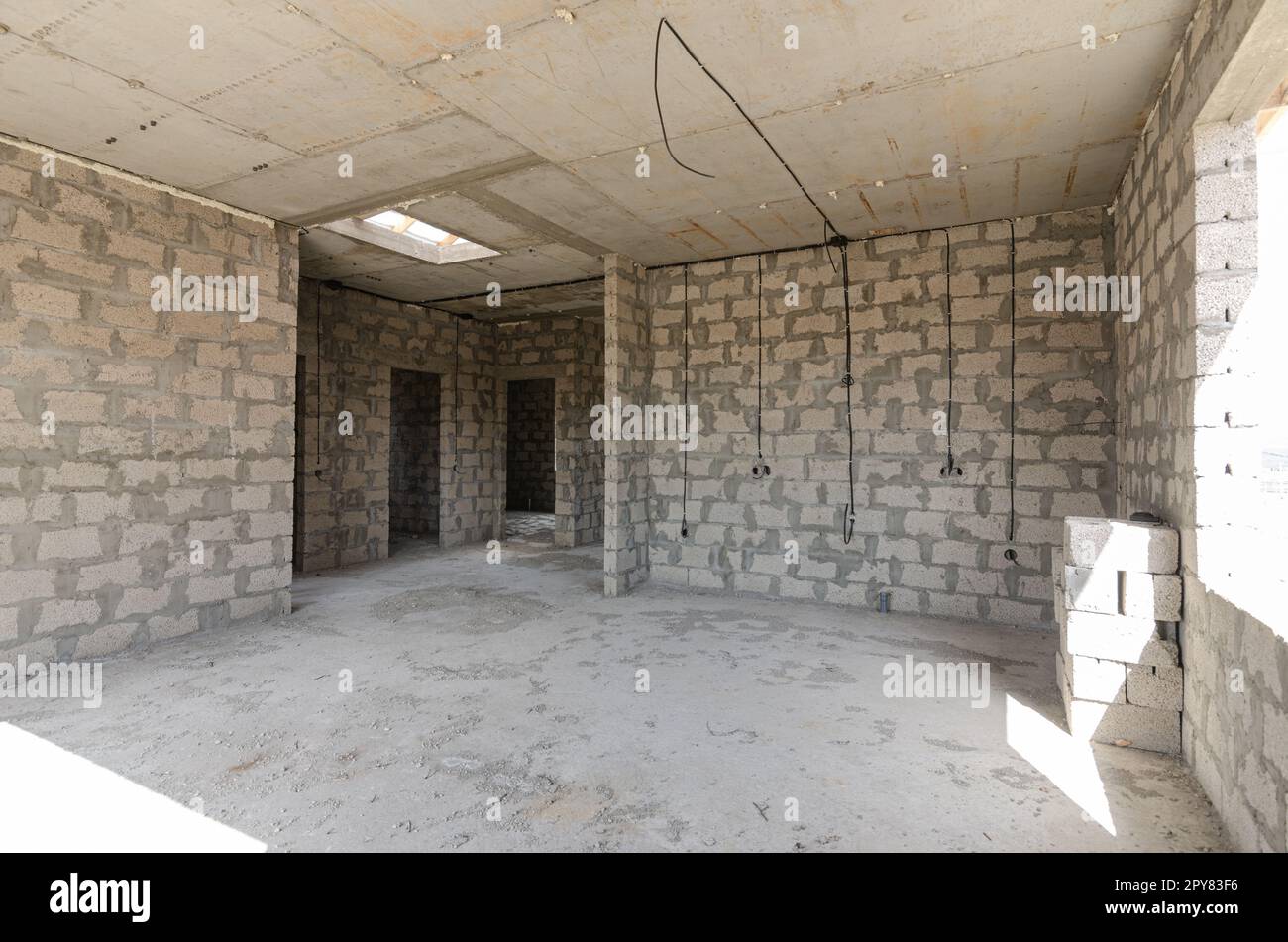 Construction d'un bâtiment résidentiel individuel, murs en blocs de béton expansé, plancher de béton monolithique et planchers de béton armé Banque D'Images