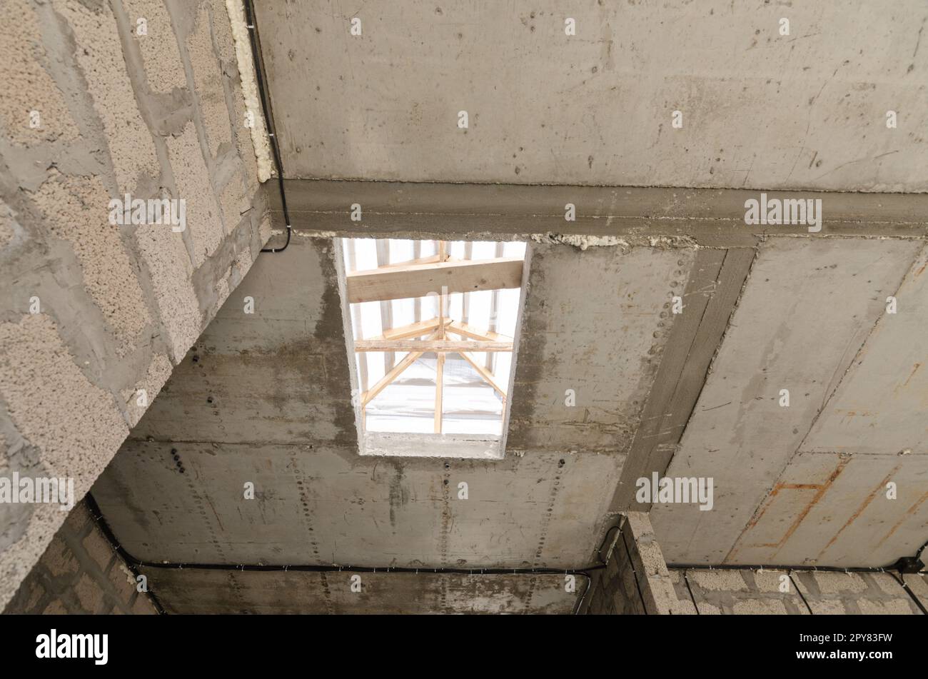 Construction d'un immeuble résidentiel individuel, ouverture dans des sols en béton armé monolithique pour les escaliers jusqu'au deuxième étage Banque D'Images