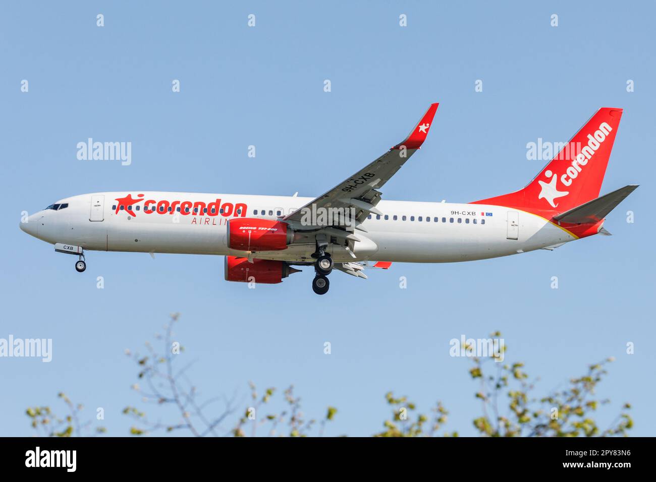 Düsseldorf, Allemagne. 02.05.2023. 9h-CXB CORENDON AIRLINES EUROPE BOEING 737-800 débarquant à l'aéroport international de Dusseldorf. Crédit: ANT Palmer/Ala Banque D'Images