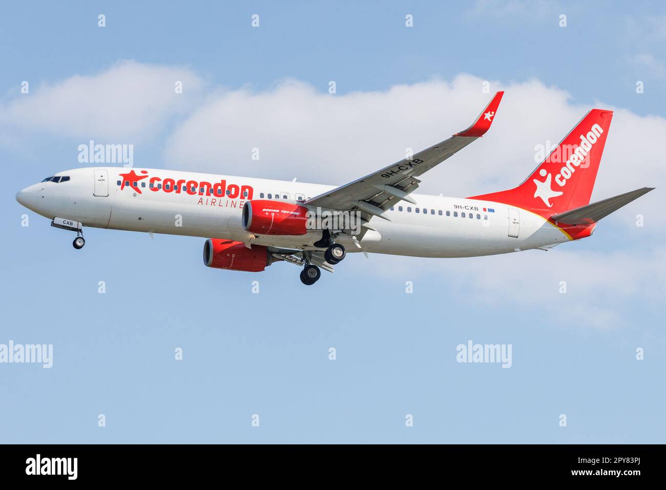 Düsseldorf, Allemagne. 02.05.2023. 9h-CXB CORENDON AIRLINES EUROPE BOEING 737-800 débarquant à l'aéroport international de Dusseldorf. Crédit: ANT Palmer/Ala Banque D'Images