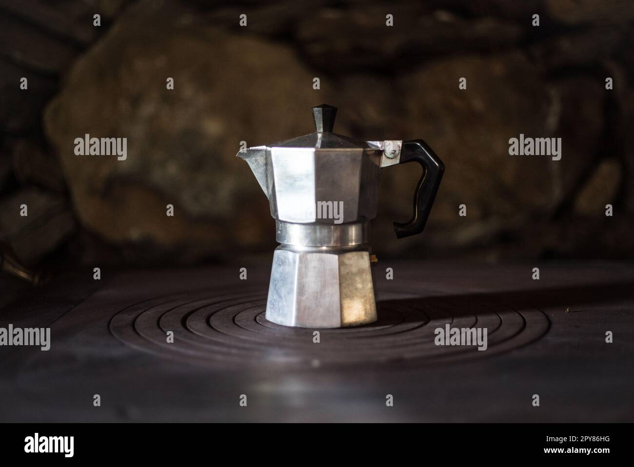 Gros plan sur une machine à café italienne sur une vieille cuisinière Banque D'Images