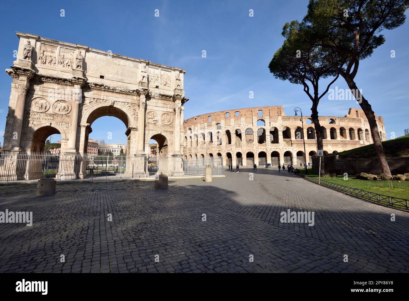 Italie, Rome, arche de Constantin et Colisée Banque D'Images