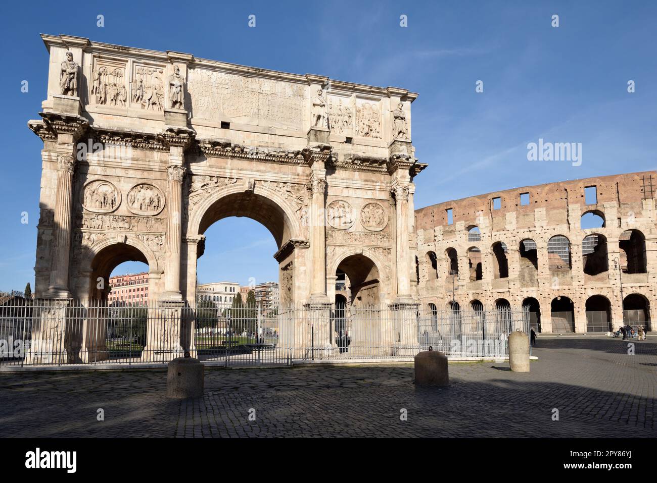 Italie, Rome, arche de Constantin et Colisée Banque D'Images