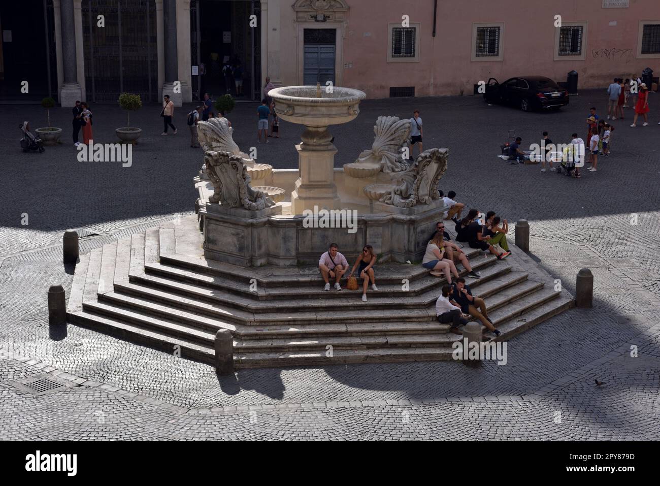 Fontaine, Piazza di Santa Maria à Trastevere, Rome, Italie Banque D'Images