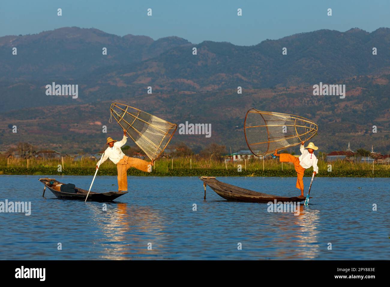 Les pêcheurs du lac Inle au Myanmar Banque D'Images