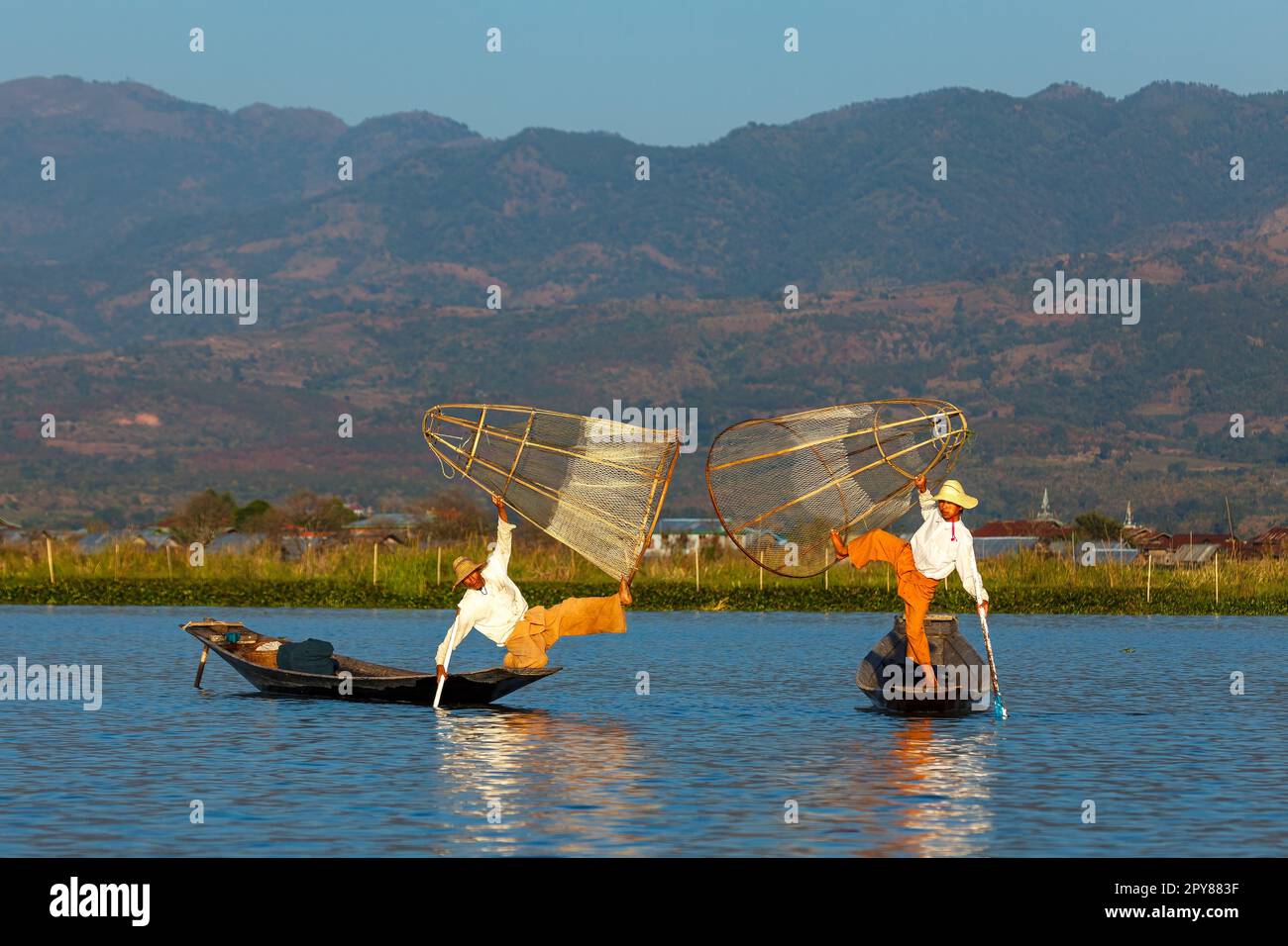 Les pêcheurs du lac Inle au Myanmar Banque D'Images