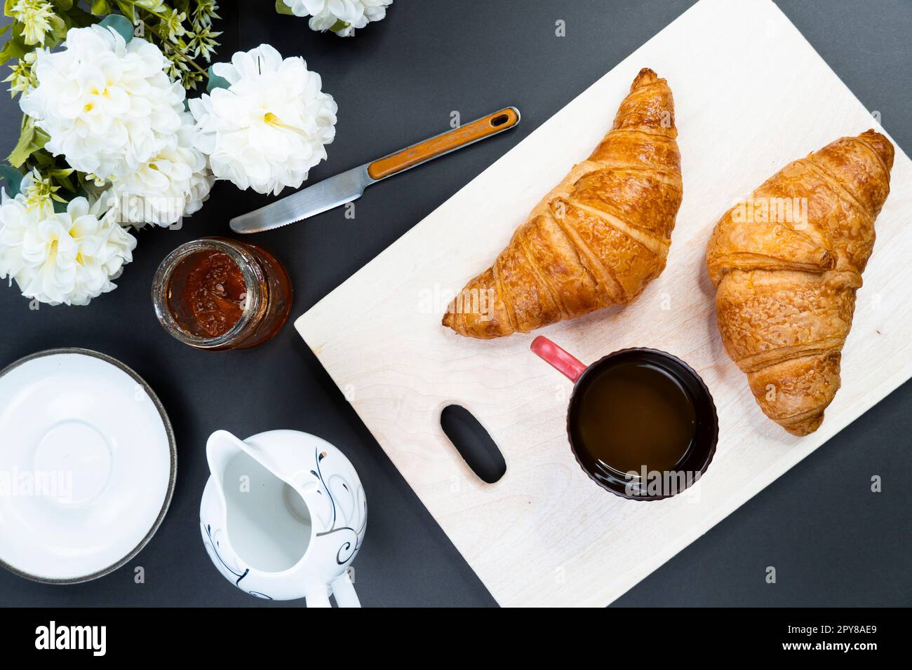 croissants frais et une tasse de café sur une table, vue sur le dessus Banque D'Images