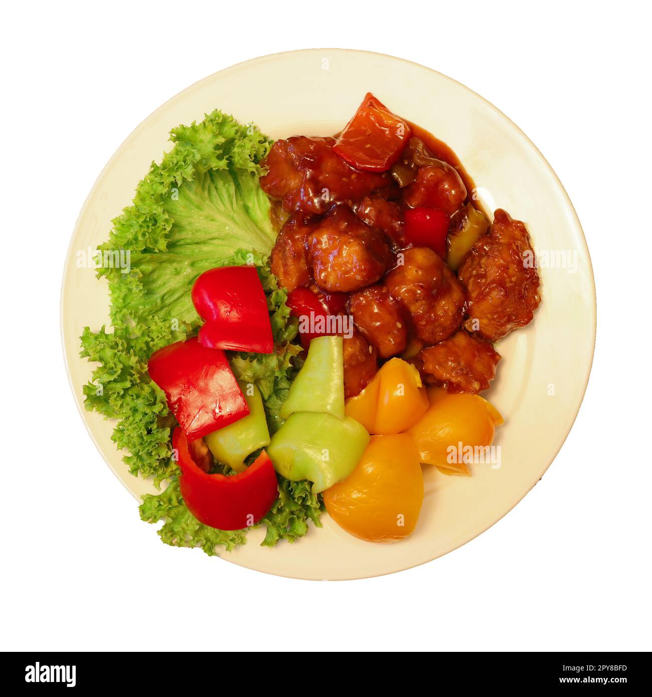 Vue de dessus d'un plat appétissant de viande avec une sauce rouge vibrante et des légumes variés, isolés sur un fond blanc immaculé Banque D'Images