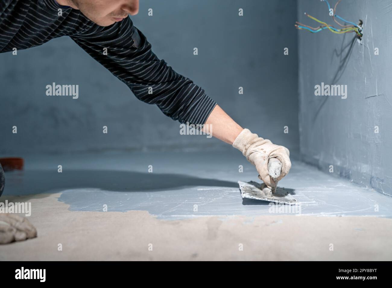 bricklayer fonctionne avec la truelle dans la chambre Banque D'Images