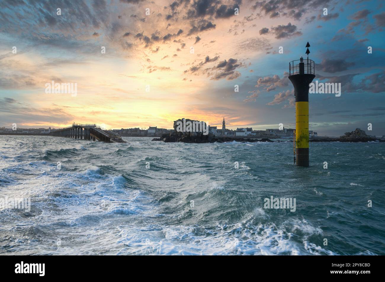 Roscoff ville en Bretagne par ciel nuageux Banque D'Images