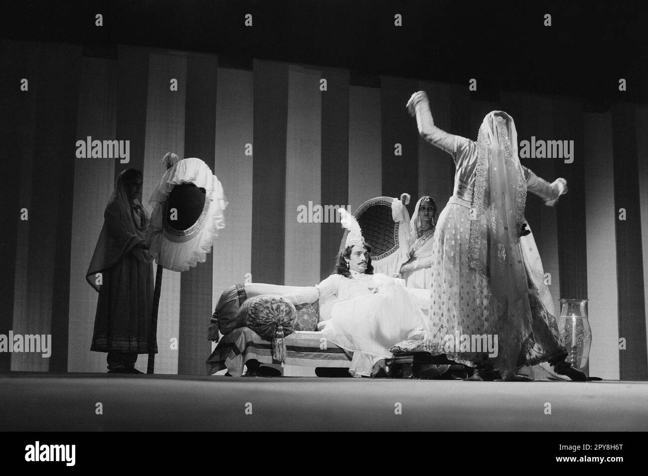 Old Indian vintage 1980s noir et blanc bollywood cinéma hindi film tournage, Inde, danse devant King, tournage de film Banque D'Images