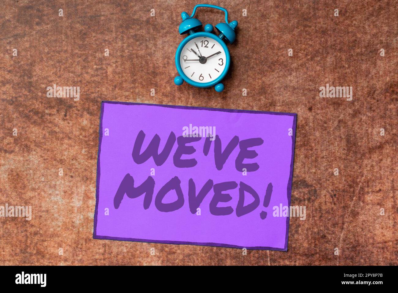 Signe de texte indiquant que nous avons déplacé. Idée d'affaires de vivre à partir d'un autre endroit même ou pays différent Banque D'Images