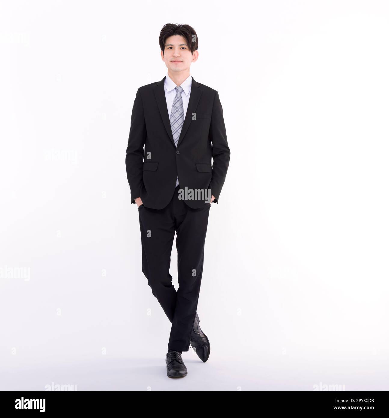 Portrait complet d'un jeune homme d'affaires debout Banque D'Images