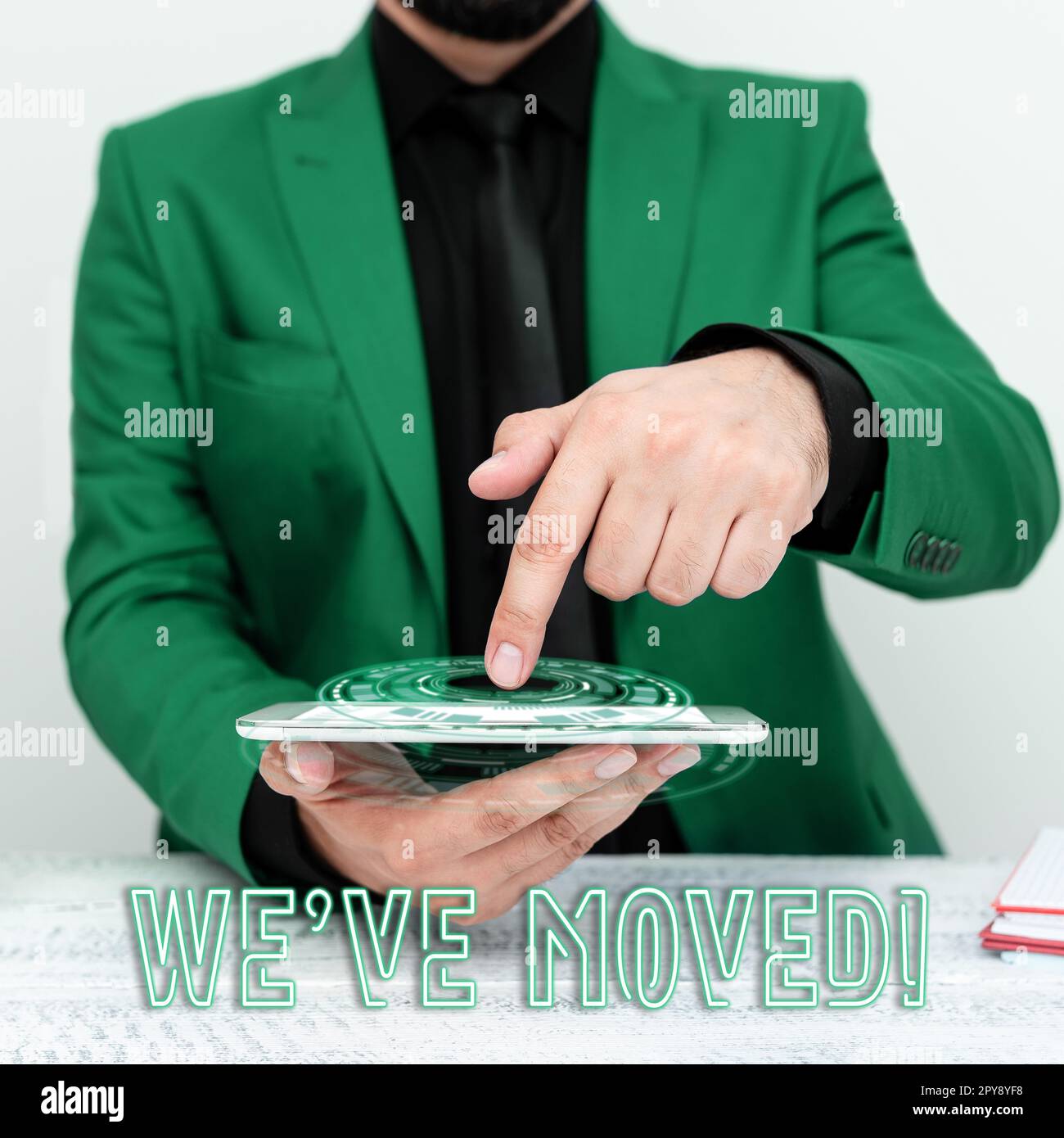 Inspiration montrant le signe que nous avons déménagé. Concept d'entreprise qui va vivre à partir d'un autre pays ou d'un pays différent Banque D'Images