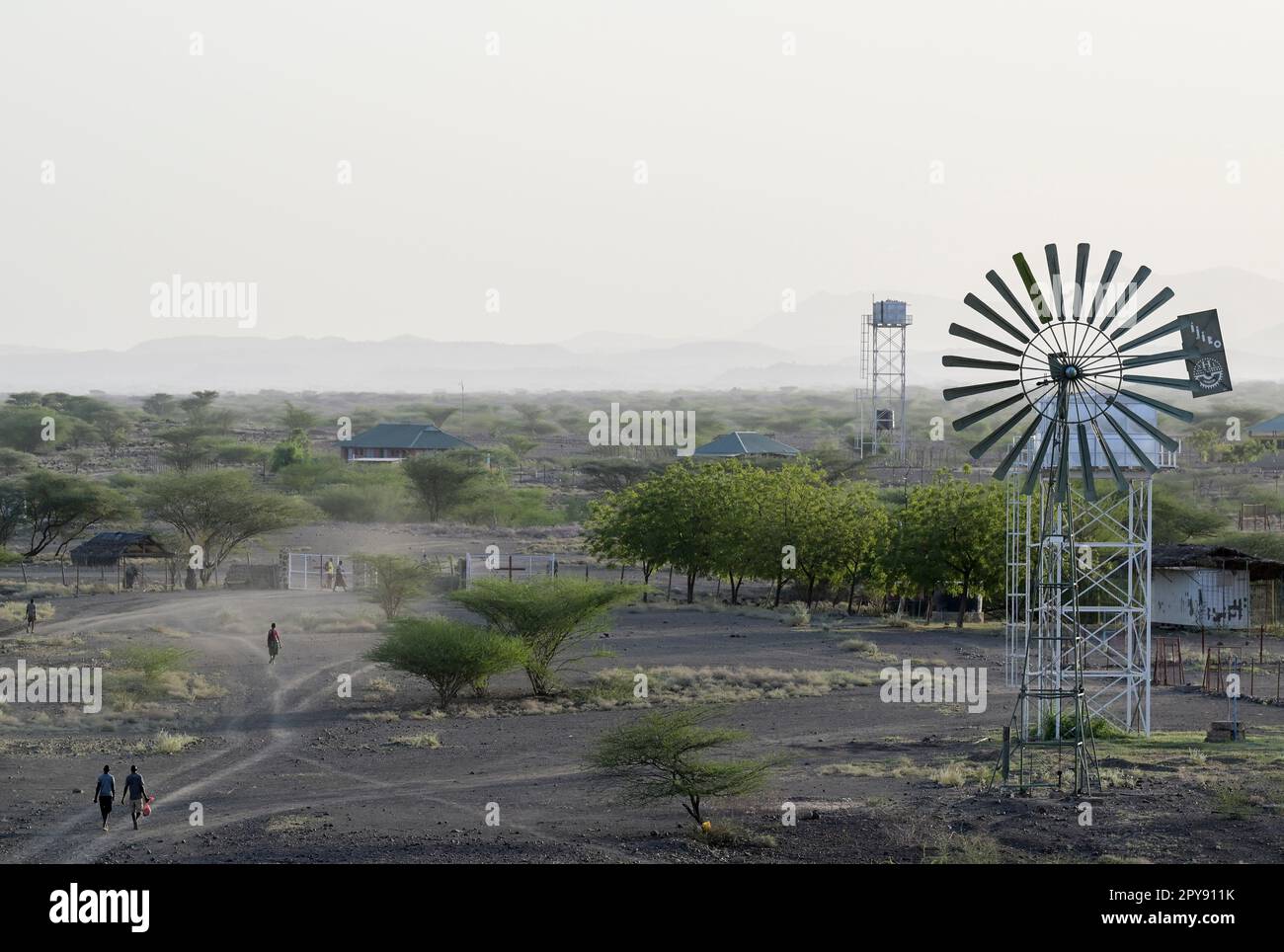 KENYA, Turkana, village Nariokotome , borewell avec pompe à énergie éolienne à la station de mission Banque D'Images