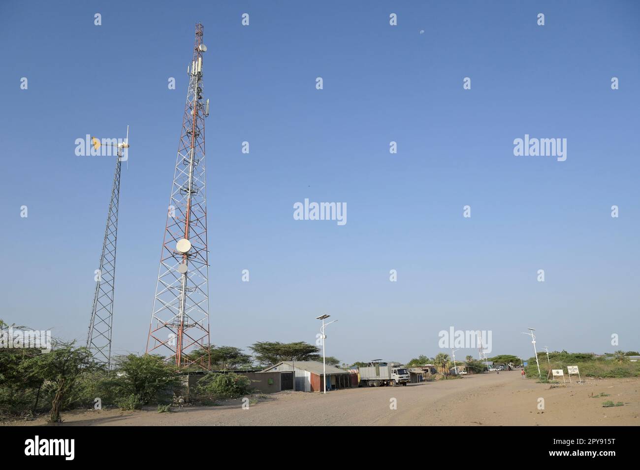 KENYA, Turkana, Kalakol, petite éolienne pour l'alimentation hors réseau pour le réseau cellulaire de Safaricom et panneau solaire pour l'éclairage des rues Banque D'Images