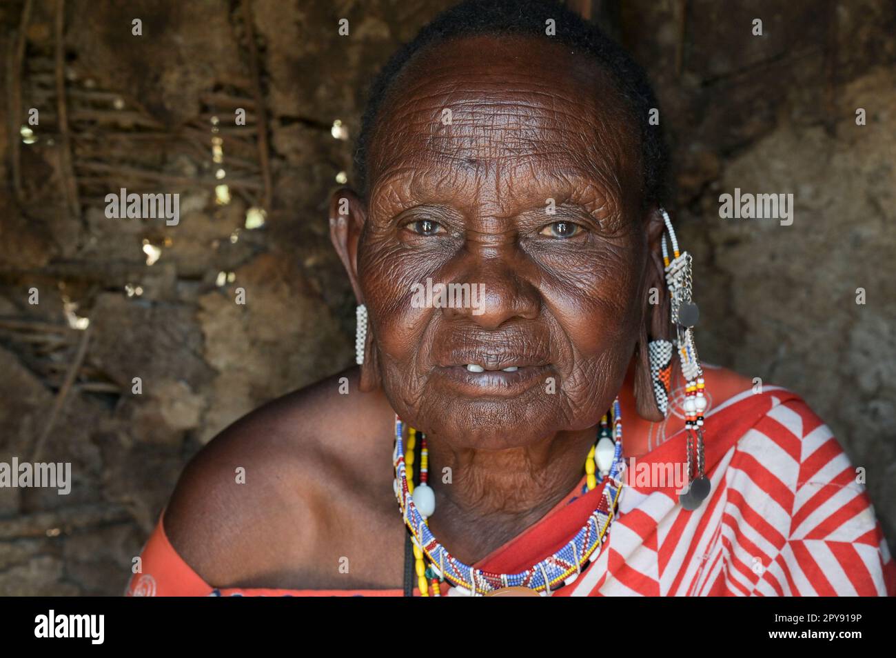 KENYA, Kajiado, Massai villages près de la ville point 46, Massai pastorale tribu pratique FGM, mutilation génitale féminine, vieille femme circonisateur dans sa hutte, visage impressionnant Banque D'Images