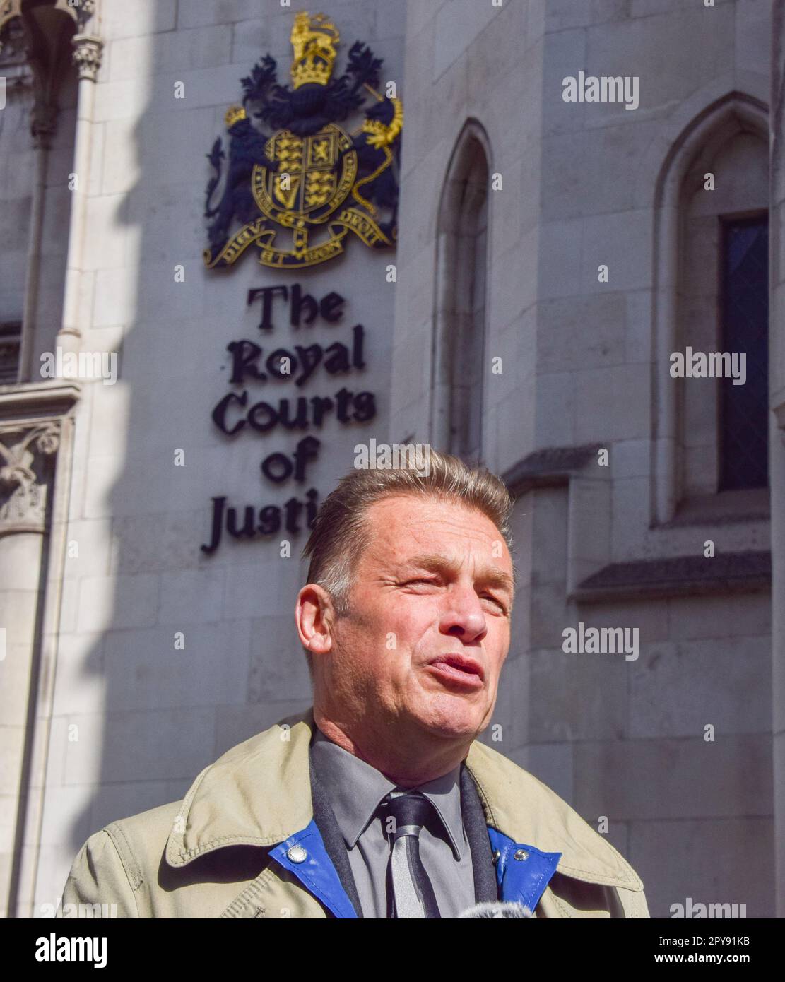 Londres, Royaume-Uni. 3rd mai 2023. Le naturaliste et présentateur de télévision Chris Packham arrive à High court pour le deuxième jour de son procès en diffamation contre le rédacteur en chef et deux contributeurs du Country Squire Magazine. Credit: Vuk Valcic/Alamy Live News Banque D'Images