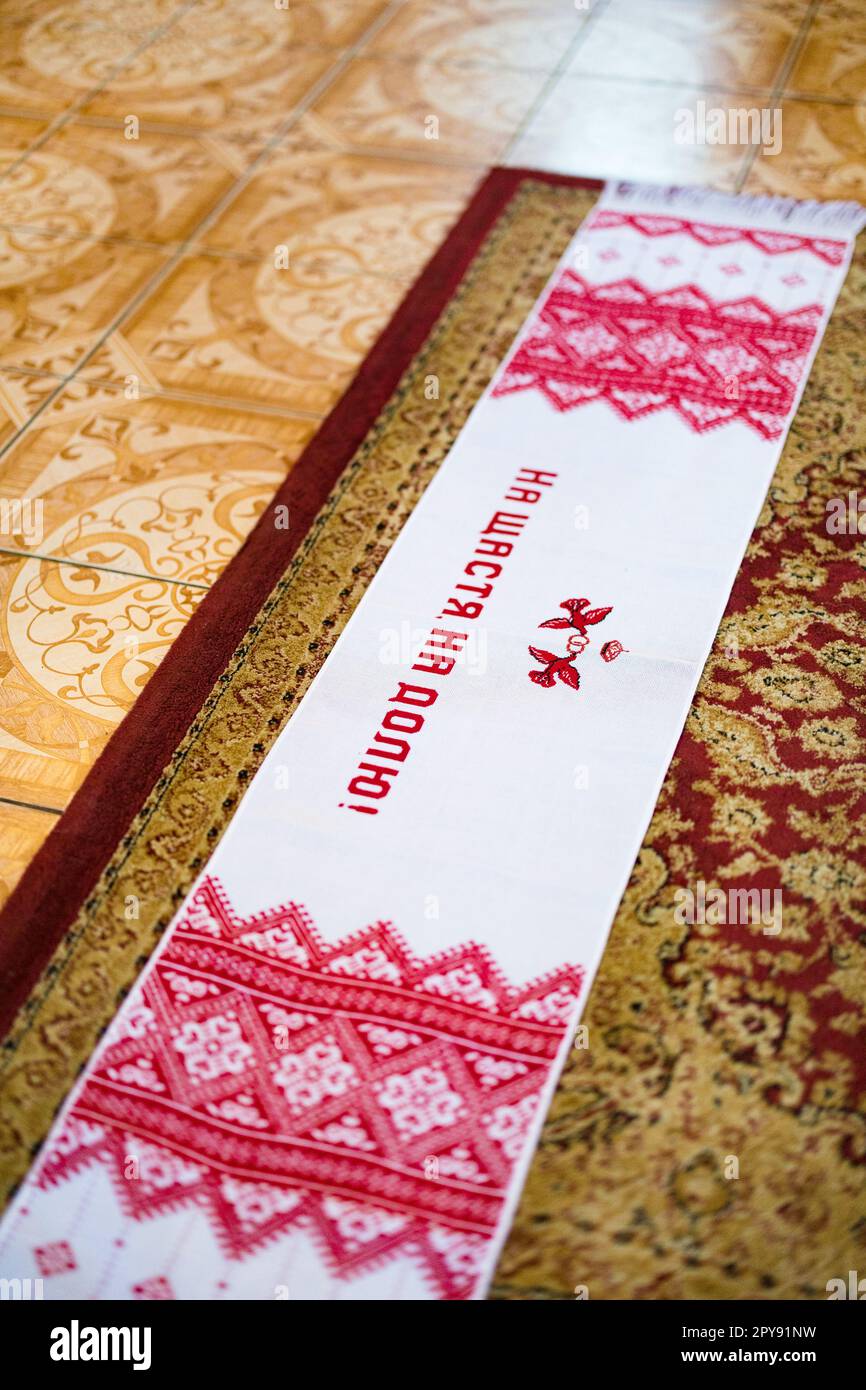 Vue de dessus pour déplier sur le sol serviette brodée traditionnelle lors  d'une cérémonie de mariage dans une église orthodoxe ukrainienne.  Inscription de traduction du Royaume-Uni Photo Stock - Alamy
