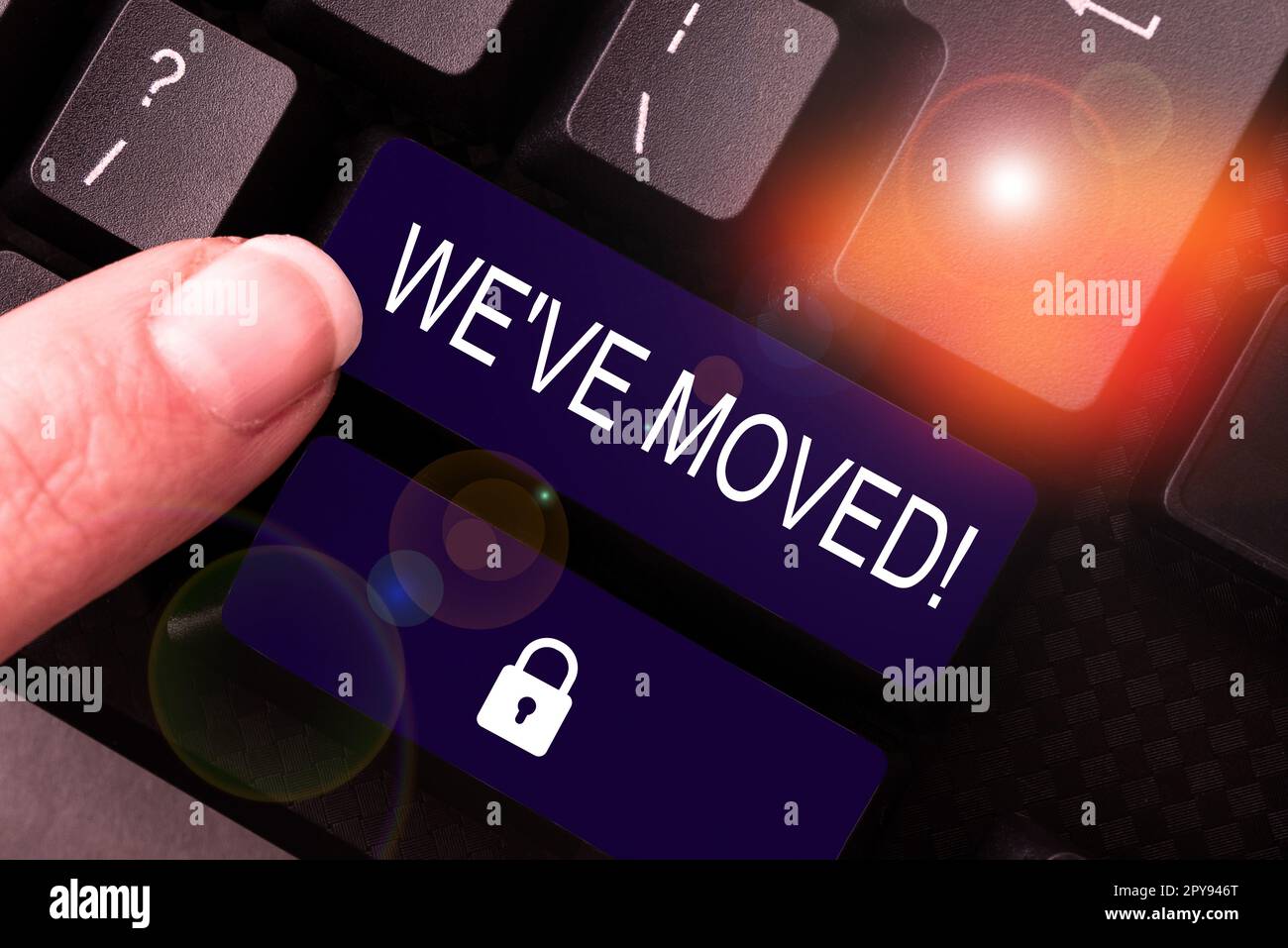 Panneau affichant nous avons déplacé. Concept d'entreprise qui va vivre à partir d'un autre pays ou d'un pays différent Banque D'Images