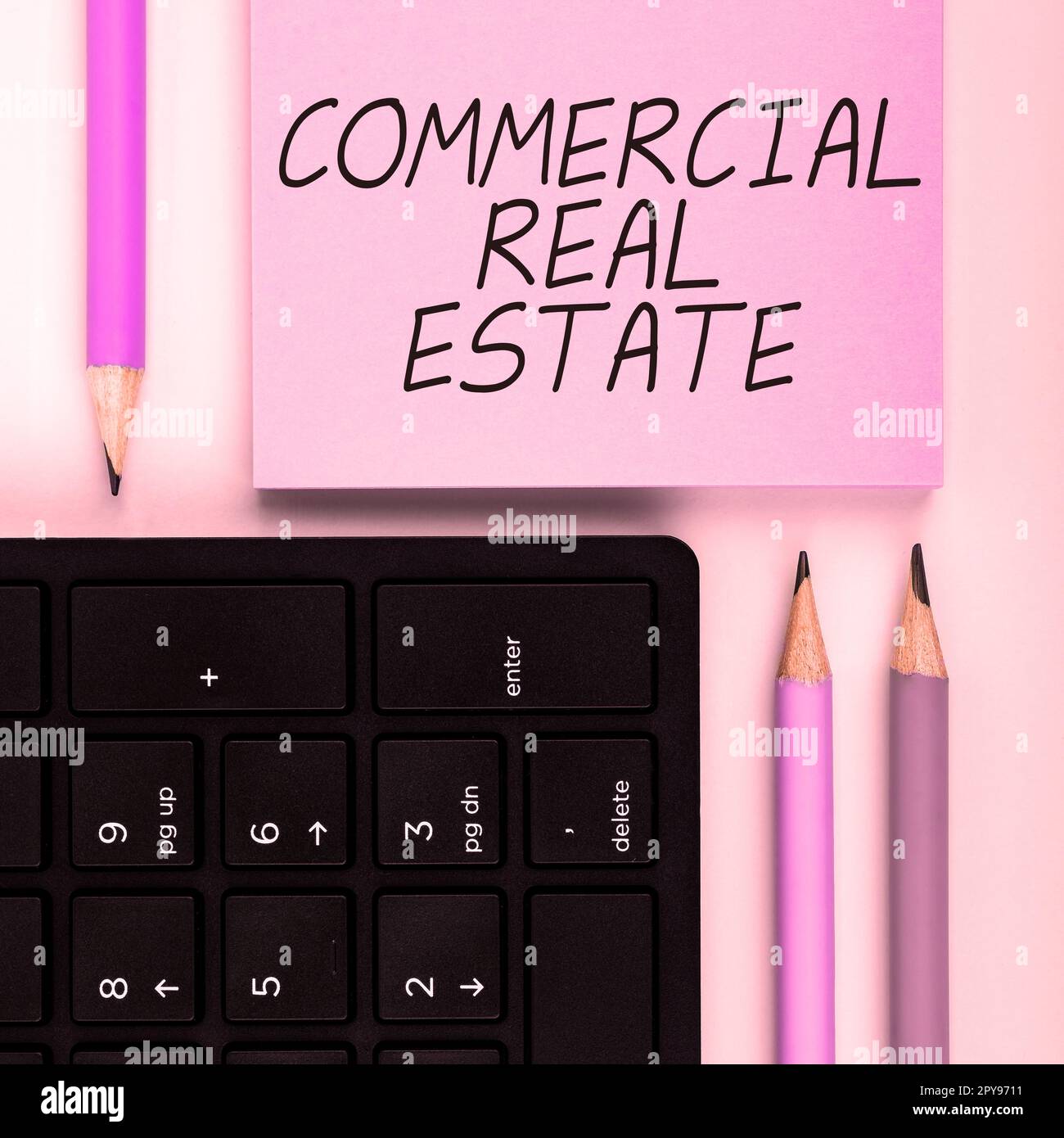 Écriture affichant le texte commercial Real Estate. Concept d'entreprise revenu immeuble ou terre à des fins commerciales Banque D'Images