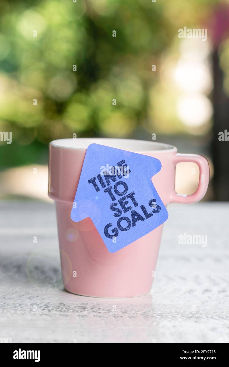 Affiche indiquant l'heure de mise en place des objectifs. Approche de l'entreprise objectif souhaité à atteindre à l'avenir Banque D'Images