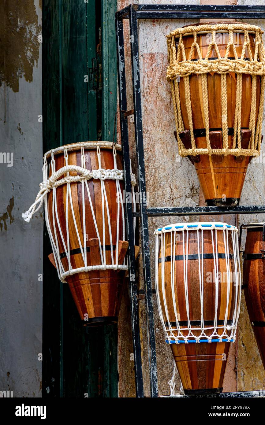 Atabaques en vente dans une boutique d'instruments de musique à Salvador à Bahia, au Brésil Banque D'Images
