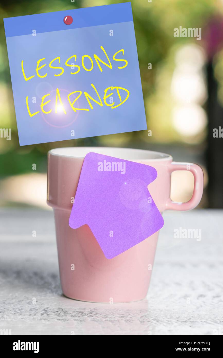 Écriture affichage de texte leçons apprises. Concept Internet promouvoir le partage et l'utilisation des connaissances issues de l'expérience Banque D'Images