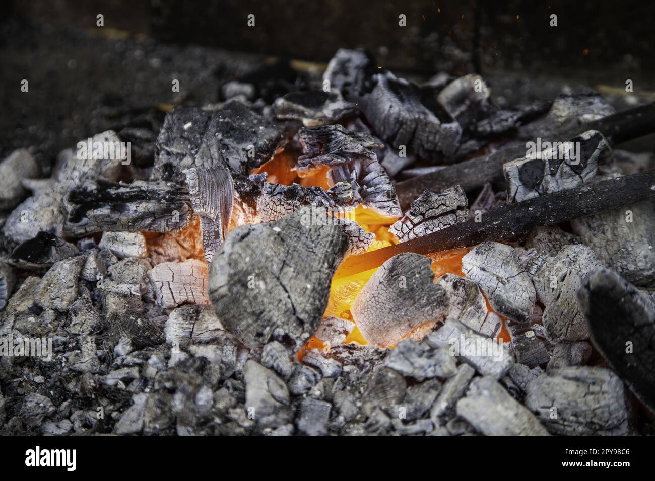 Brûler du charbon dans une forge Banque D'Images