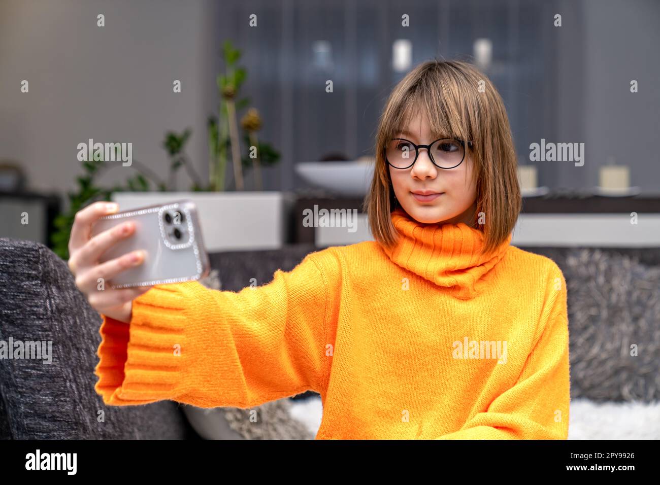 un enfant communique en ligne sur un smartphone Banque D'Images