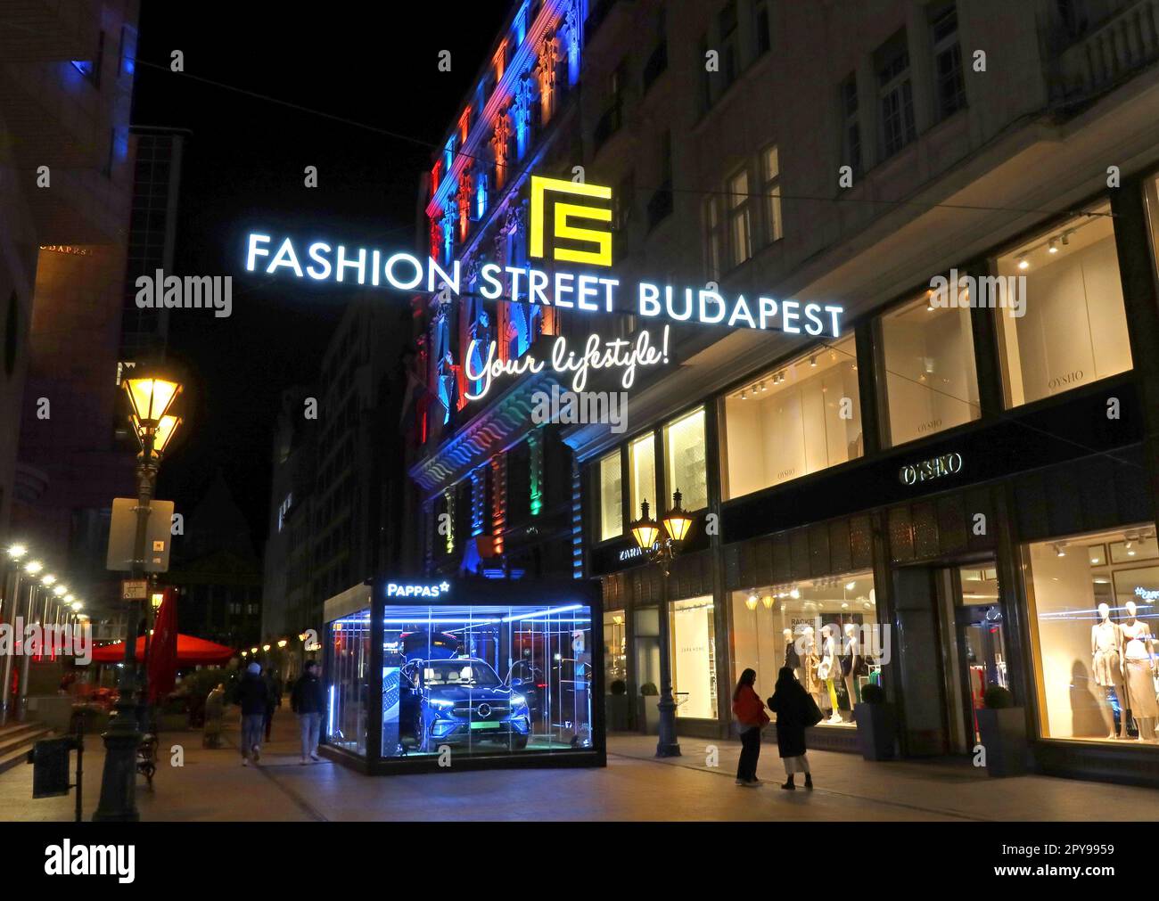 Fashion Street signes de Budapest, votre style de vie, la nuit, Budapest, Deák Ferenc U. 15, 1052, Hongrie Banque D'Images