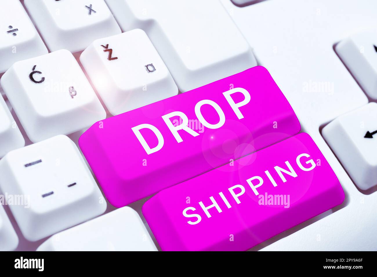 Envoi de texte d'écriture manuscrite. Concept d'affaires pour envoyer des marchandises d'un fabricant directement à un client plutôt qu'au détaillant Banque D'Images