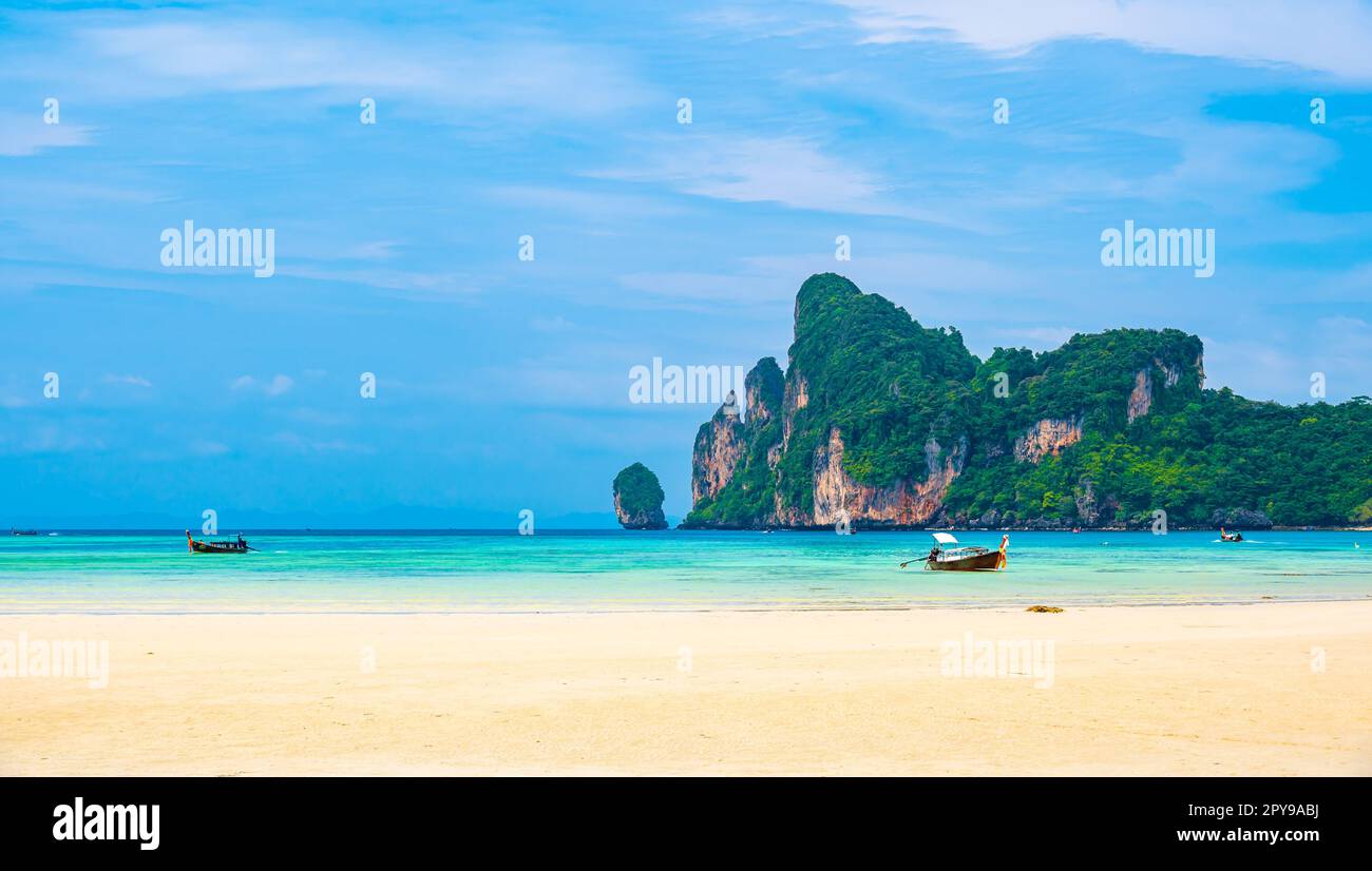 Vue sur le paysage du littoral avec roche calcaire et bateaux sur l'océan aux îles de Ko Phi Phi, Thaïlande. Concept de vacances tropicales exotiques et magnifique Banque D'Images